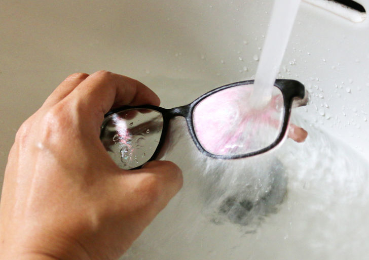 Kako prljave naočale mogu utjecati na zdravlje očiju?